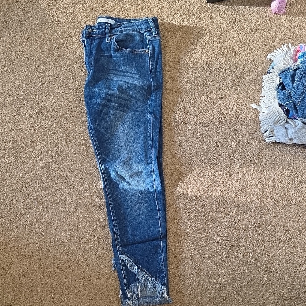 Chic Blue Ankle Jeans with Frayed Hem